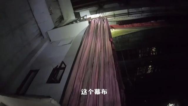 重庆巴南废弃了20多年的电影院，里面还遗留了大量上世纪的老物件