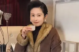 付辛博老婆晒百万奔驰房车，冰箱双人床沙发一应俱全，颖儿享福了图片