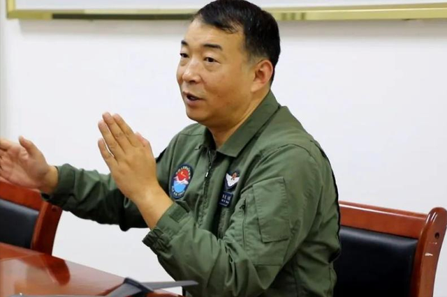 阅兵女机长身份曝光，私生活被揭露，付出牺牲，丈夫身份引关注。