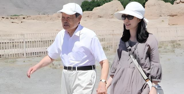 杨振宁告别仪式上，49岁翁帆近照曝光，原来杜致礼亲妹真的没说错