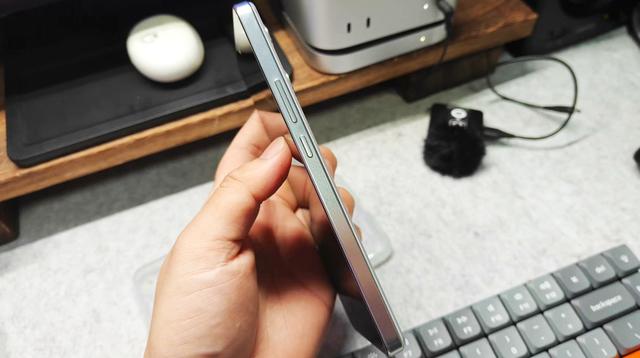 透明外壳的国产真我手机，升级天玑9400e处理器，玩游戏手感好