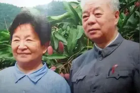 毛主席女婿王景清：21年病逝，李讷携子在告别大厅，人们排队送行图片