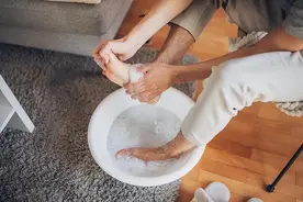 研究发现：用盐水洗脚，不出一个月，或会有3个好处，早知早受益图片