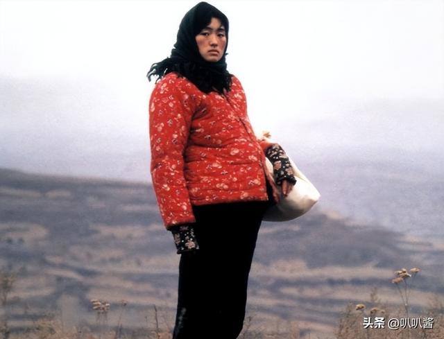 分手30年，被法国老公7字评价的巩俐，活成张艺谋高攀不起的存在