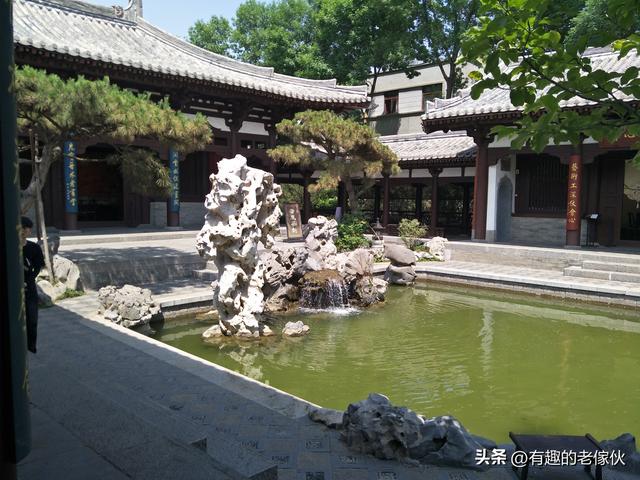 一边走一边游走呀走游呀游从东北去南方暧和着去。