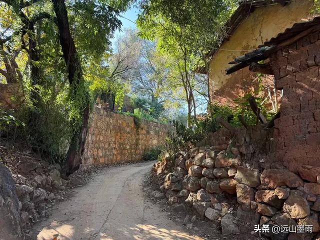 走石林仙女湖、观雷打石石林,徒步穿越绵延石林间,我们惊叹不已