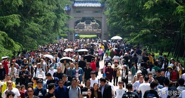 景区离大门几公里？逼着坐车圈地收钱，旅游乱象真没人管管吗？