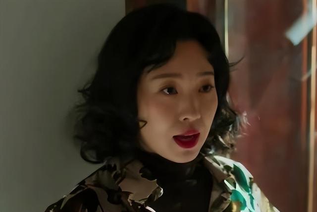 许亚军捧着，段奕宏护着，郭京飞宠着，演了55部戏，41岁终于红了