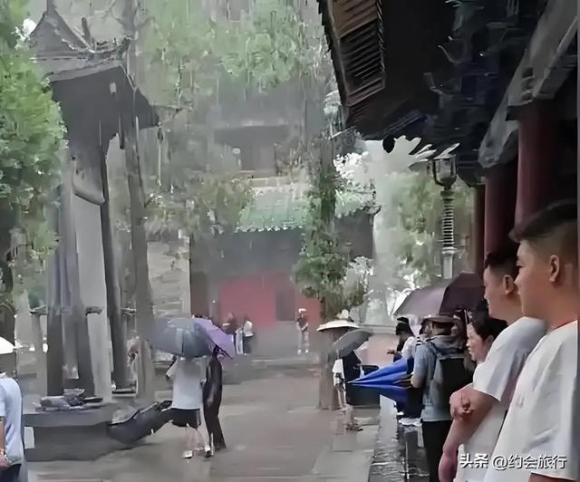 花80游少林寺，游客淋雨骂声大，少林寺：文物比人金贵？