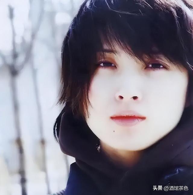 她26岁成双料影后，二婚嫁靳东高龄生下两子，今48岁美得自信从容