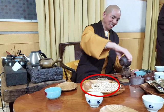 少林新主持印乐，和女游客合影曝光，面相慈爱，和释永信完全不同
