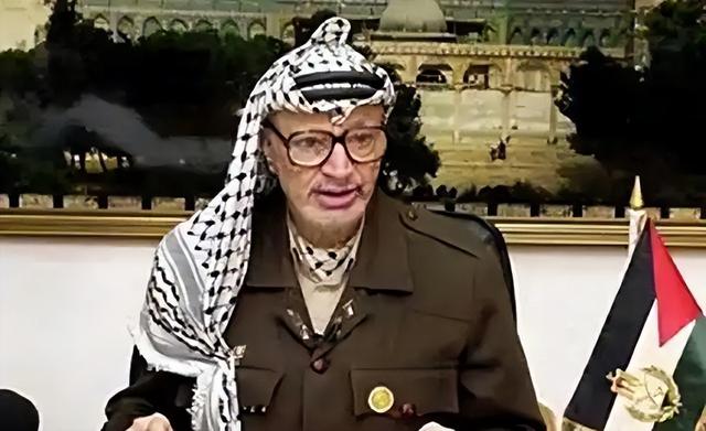 300人硬刚以色列坦克！阿拉法特凭巷战封神，却一手好牌打得稀烂