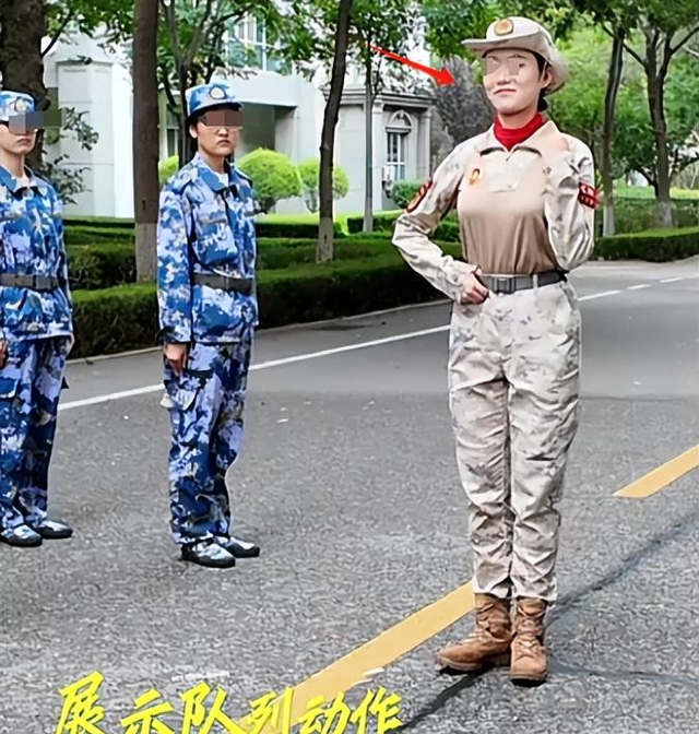 93受阅女兵参加婚礼被骂惨！网友：穿这套衣服去是几个意思？