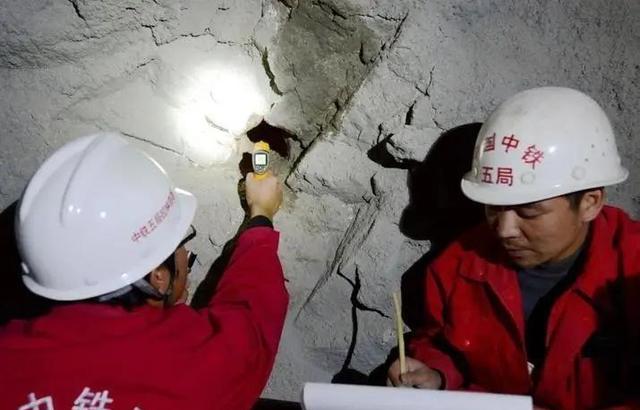专家高呼“养不起”，中国为何坚持砸3000亿修第二条进藏铁路？