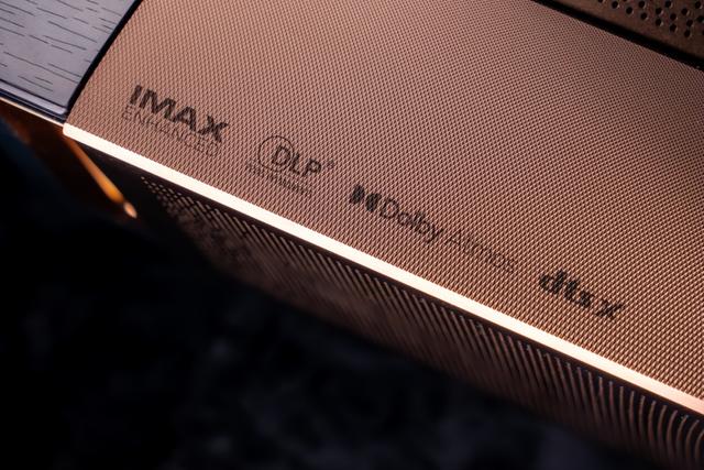 海信激光电视探索X1 Ultra：1k尼特全屏亮度+9.1.4声道家庭天花板