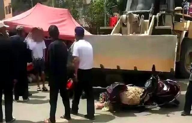 6死4伤！云南一装载机冲入人群，现场画面流出，52岁肇事男子被抓