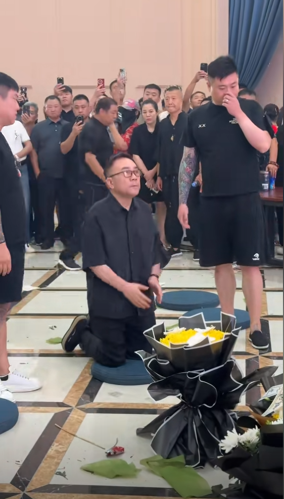 杨少华头七刚过，杨老三病重住院脸色极差，杨议漠不关心光顾着吃