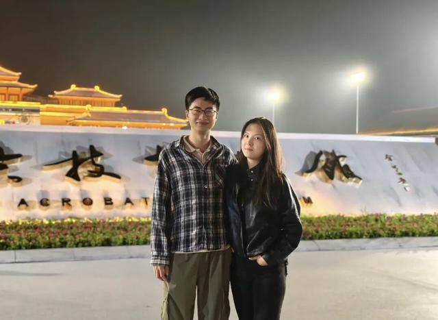 庞众望回应与女友拍“领证照”：拍着玩，不确定何时领证；知情人称其女友是邻村人，在县城补习班教学时相识