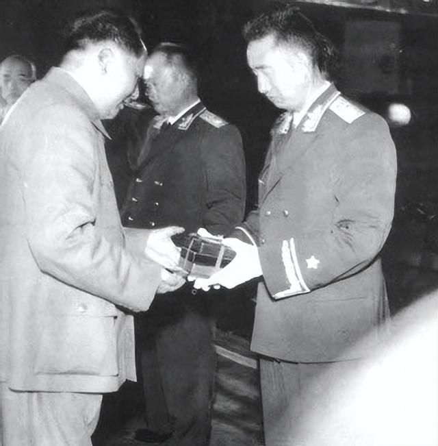 草地分兵时，徐向前若随毛主席北上，他的元帅排名会有多高？