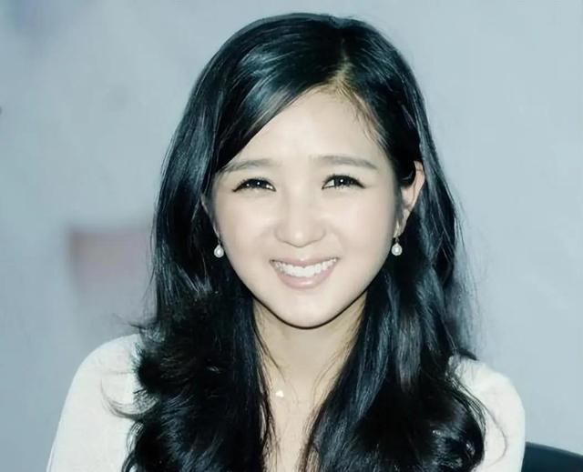 39岁何洁不忍直视，腋下勒出副乳肚子三层肉，要养4个娃操劳疲惫