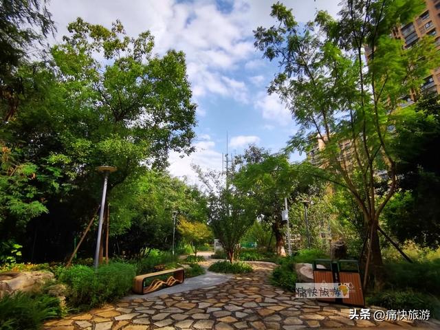 隐藏在自贡城区内的“一线天”