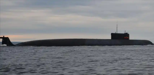 俄罗斯大杀器曝光！俄新型特种核潜艇下水，可载6枚巨型核鱼雷！