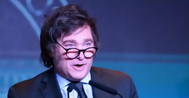 阿根廷大豆关税一夜归零！10艘中国货船掉头抢粮，全用人民币结算