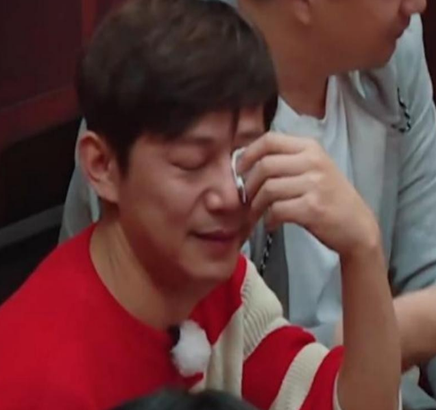 世上没后悔药？无妻无子、与保姆相伴的何炅，走上了另外一条道路