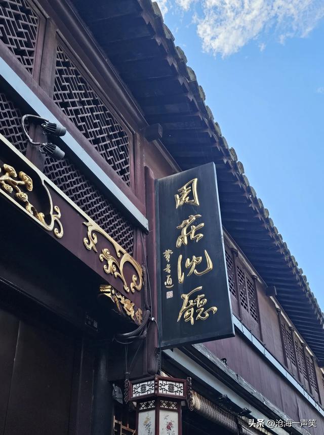江南第一水乡，周庄的天空，朵朵白云淡墨痕，片片风景美如画