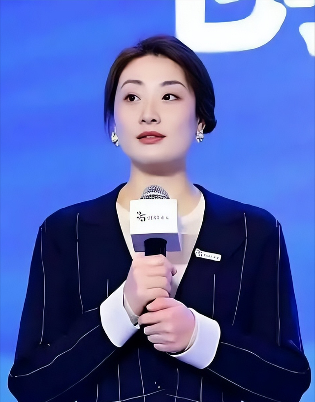 宣告卸任董事长仅半月，宗馥莉“新身份	”曝光	，宗泽后高兴早了