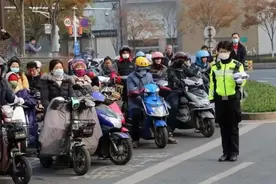 2025年起，电动车、三轮车上路条件明确！牌照、驾照缺一不可图片