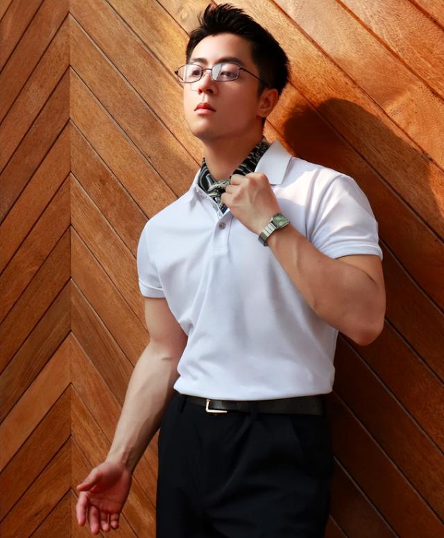 职场男人不管多少岁，夏天穿Polo衫就选这4种颜色，绅士又时髦