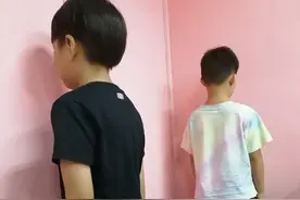 现在教育上有个怪事，一边报道不管学生，一边怪老师不教育学生图片
