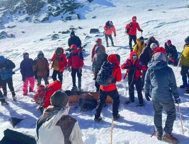 湖南小伙哈巴雪山坠亡，遇难全过程曝光，网友一边倒：不值得同情