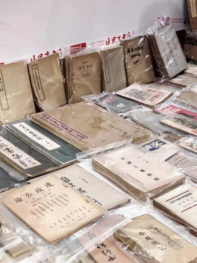 淘书逛展、夜游夜市、盖章打卡……上海书展的快乐，弥漫在整座城市→