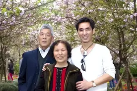 北大学霸将70岁患癌父亲骗出国，让其从4200米跳伞，结局令人泪目图片