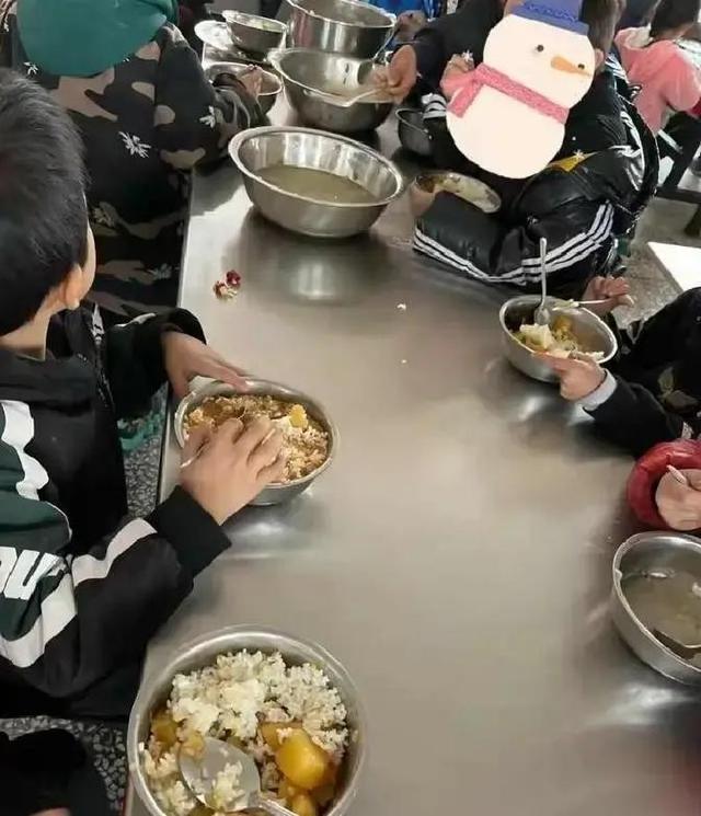 北京下了死命令：2027年底前	，所有中小学必须告别“校外配餐	”