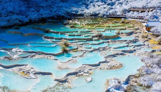 一泡尿“毁”了全家!男童尿进黄龙彩池，景区硬气通报:永久禁入