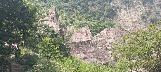 湖光山色，碧波微澜下的翠华山山崩奇观
