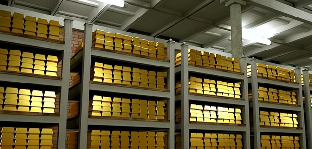 特朗普还没启程访华，中国突然公布黄金库存，美国霸权地位已不保