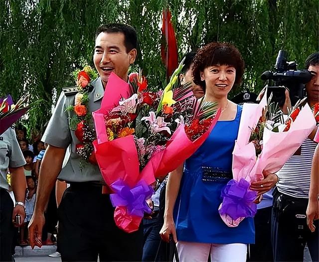 03年翟志刚结束任务后回家，却发现母亲已去世，在遗像前长跪不起