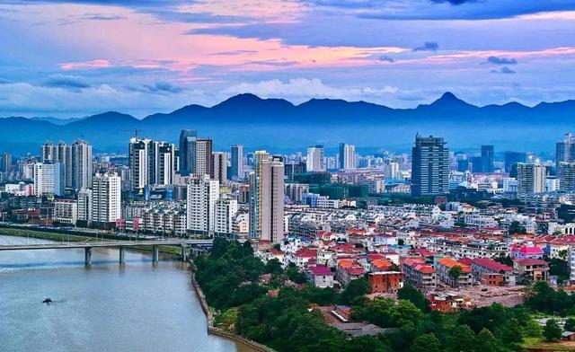 华东面积最大的地级市，相当于6个南京，3个青岛，不是杭州、合肥