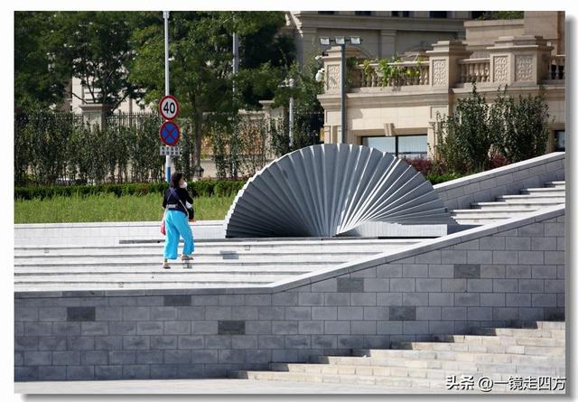 在大连陵水湾打造出的“海纳百川”国际雕塑景观带