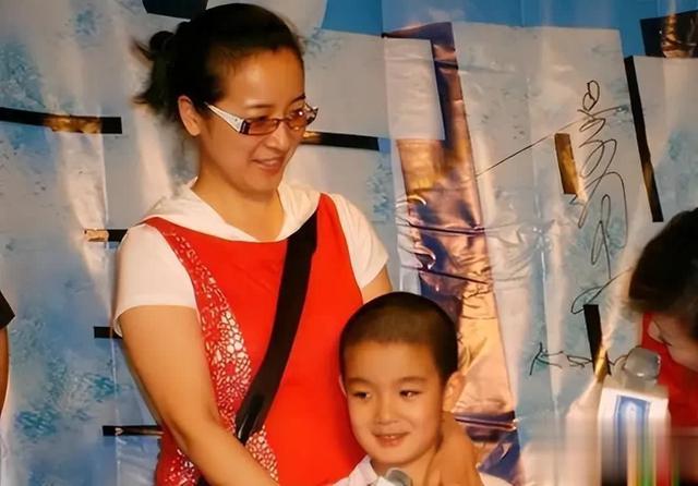 她是国家一级演员，多次给坐轮椅丈夫戴绿帽，如今儿子也是演员