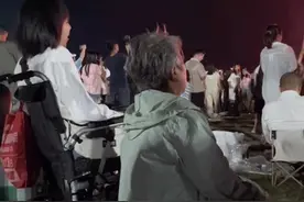 白发母亲陪坐轮椅女儿去音乐节，当事人：妈妈是养母，我想做的事，她会尽最大可能去陪伴图片