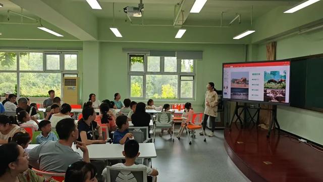 “永定河畔麋鹿生”麋鹿回归40周年夏秋游活迎来了第一批游客
