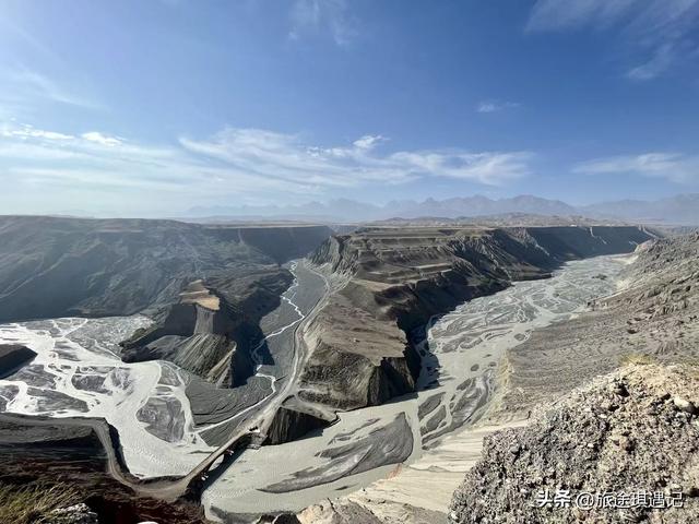 新疆天山深处的景观大道，曾是国防公路，如今人少景美震撼人心