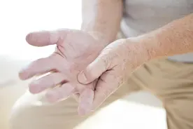 神经损伤后肢体发麻，并不是个好现象，它是神经损伤后的常见表现图片