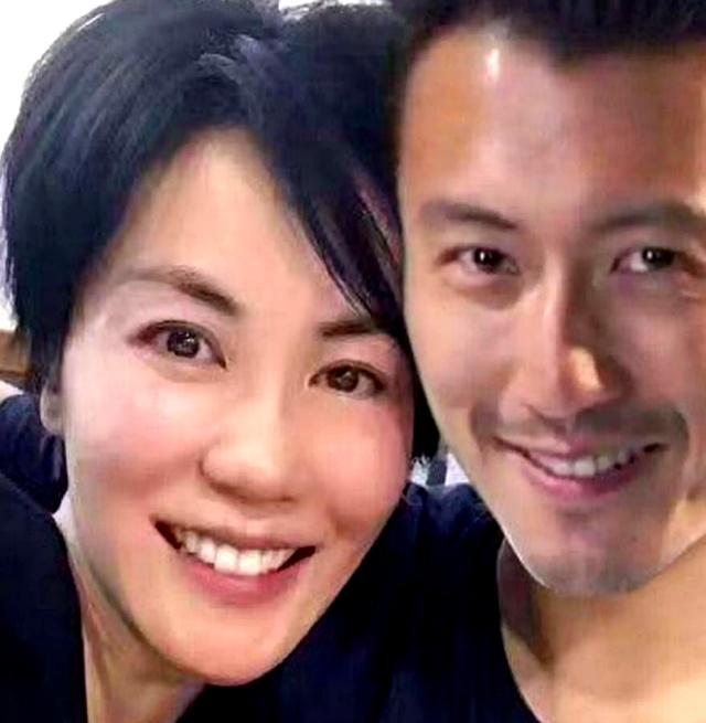 狐狸尾巴藏不住了，谢霆锋一个小细节，撕碎了张柏芝仅剩的体面