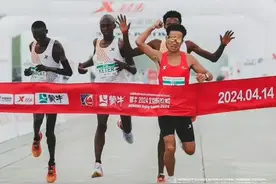 如何看待北京半程马拉松黑人运动员主动减速让何杰夺冠？图片